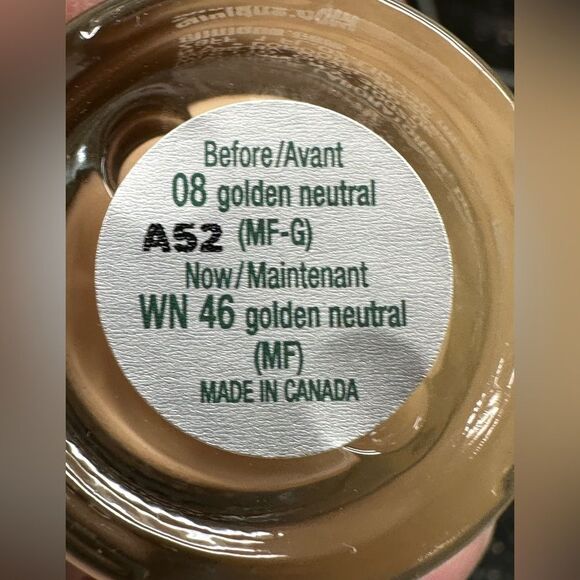 Clinique beyond perfecting foundation + concealer in golden neutral shade - Picture 2 of 2